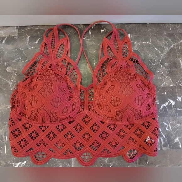 Elegant Lace Bralette in Red - Picture 3 of 9